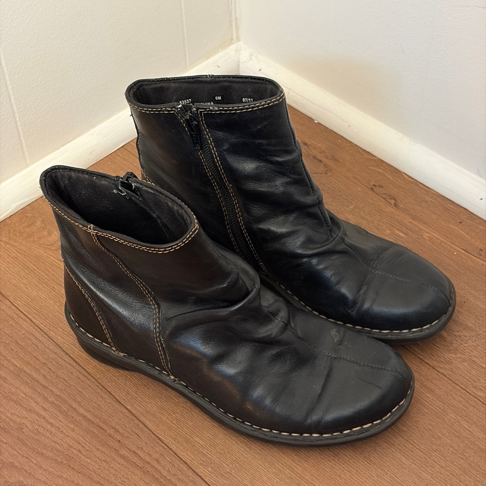Clarks Leather Boots Women’s Black Booties Size 6 Side Zip Outer‎ Stitching